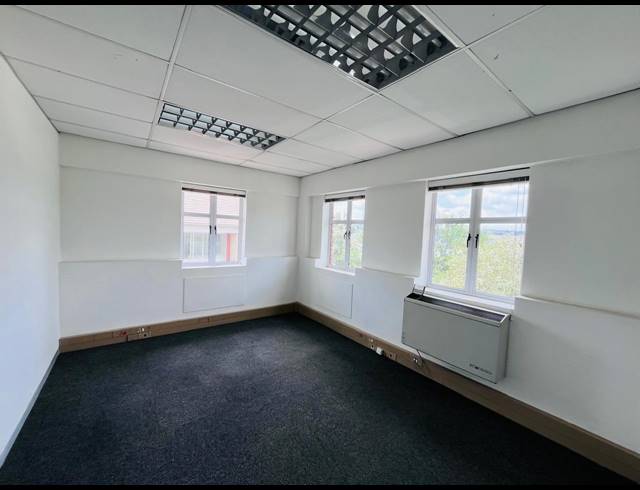 890M² OFFICE FOR SALE IN WATERFORD ESTATES